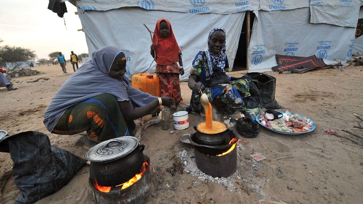 Nigerianske flygtninge laver mad i en FN-flygtningelejr tæt på Baga, efter de blev drevet på flugt fra byen. Billedet er taget 26. januar 2015, men et år efter massakren, der varede fra 3. til 7. januar, er Baga en spøgelsesby, fortæller de lokale.
