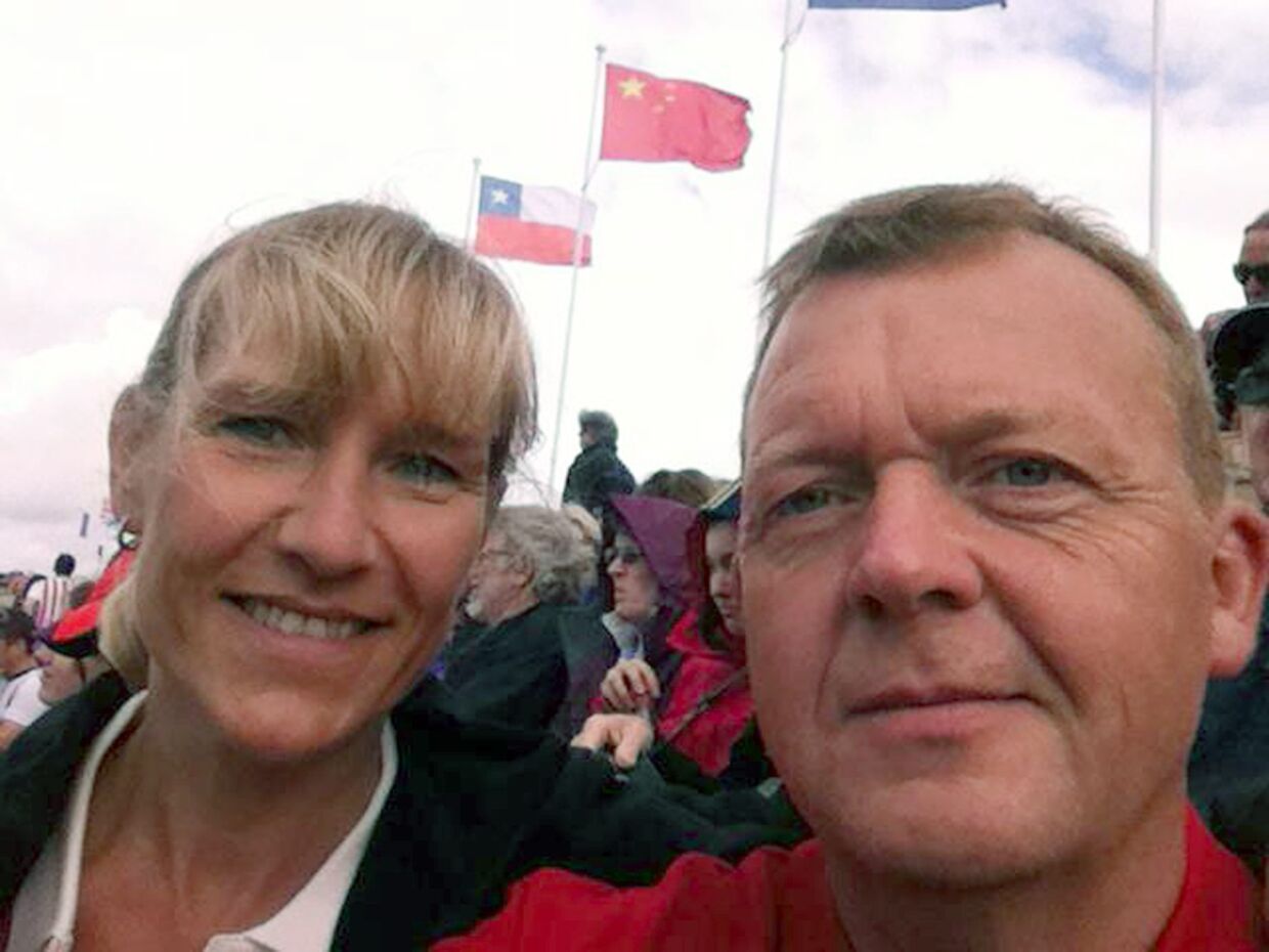 Venstres formand, Lars Løkke Rasmussen, og hans kone, Sólrun, er blevet fotograferet under deres London-ophold. Billedet er lagt på Løkkes Facebook-side.