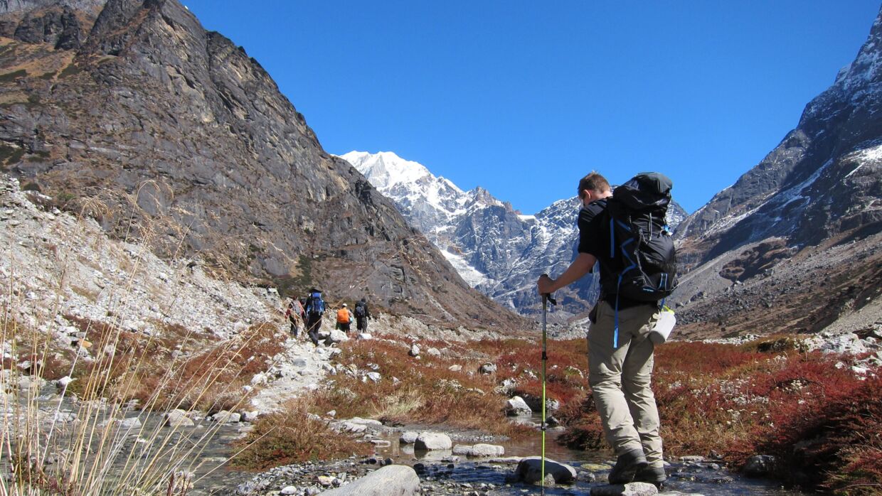 Modsat trekket mod Everest Base Camp er der kun meget begrænset civilisation i Hinku-dalen. Og et terræn, der består af bl.a. små vandløb, der skal krydses. Foto: Jens Broberg