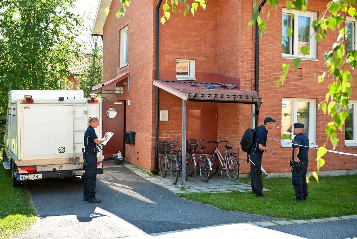Politiet i færd med tekniske undersøgelser&nbsp;ved lejligheden i Umeå, Sverige, hvor en syv-årig dreng søndag blev stukket ihjel med en kniv. Drengens far er anholdt for drabet.