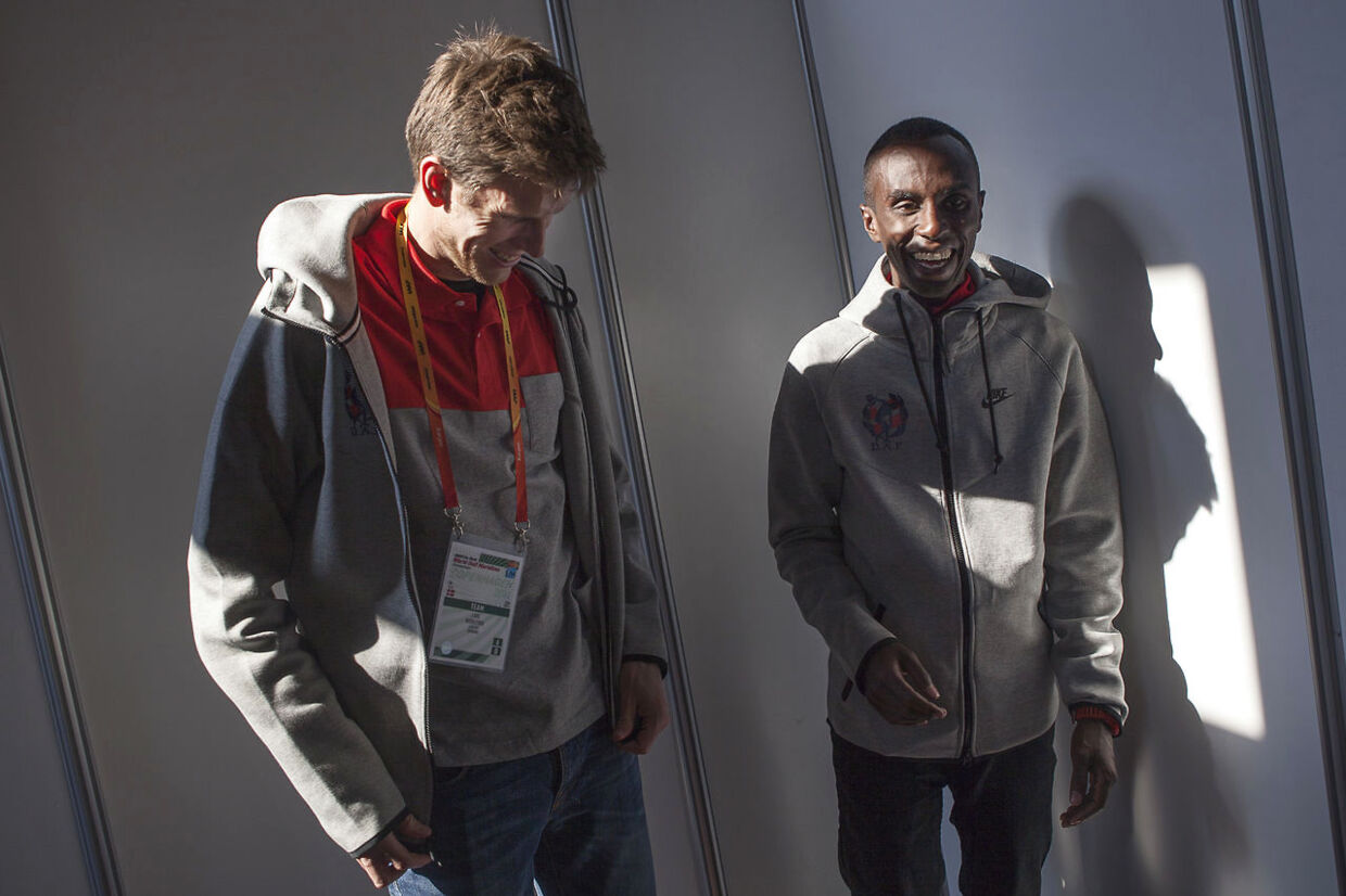 Lars Budolfsen, tv., og Abdi Hakin Ulad under pressemødet på Børsen før VM på halvmaraton. Nu mødes de i Dyrehaven.