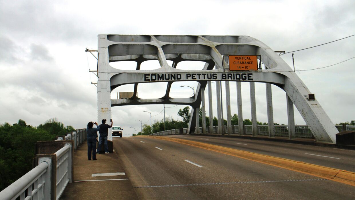 Den ser ikke ud af meget – Edmund Pettus Bridge i byen Selma. Men den var i 1965 skueplads for et af de afgørende slag i kampen for de sortes amerikanerenes rettigheder. Foto: Henrik Dreboldt