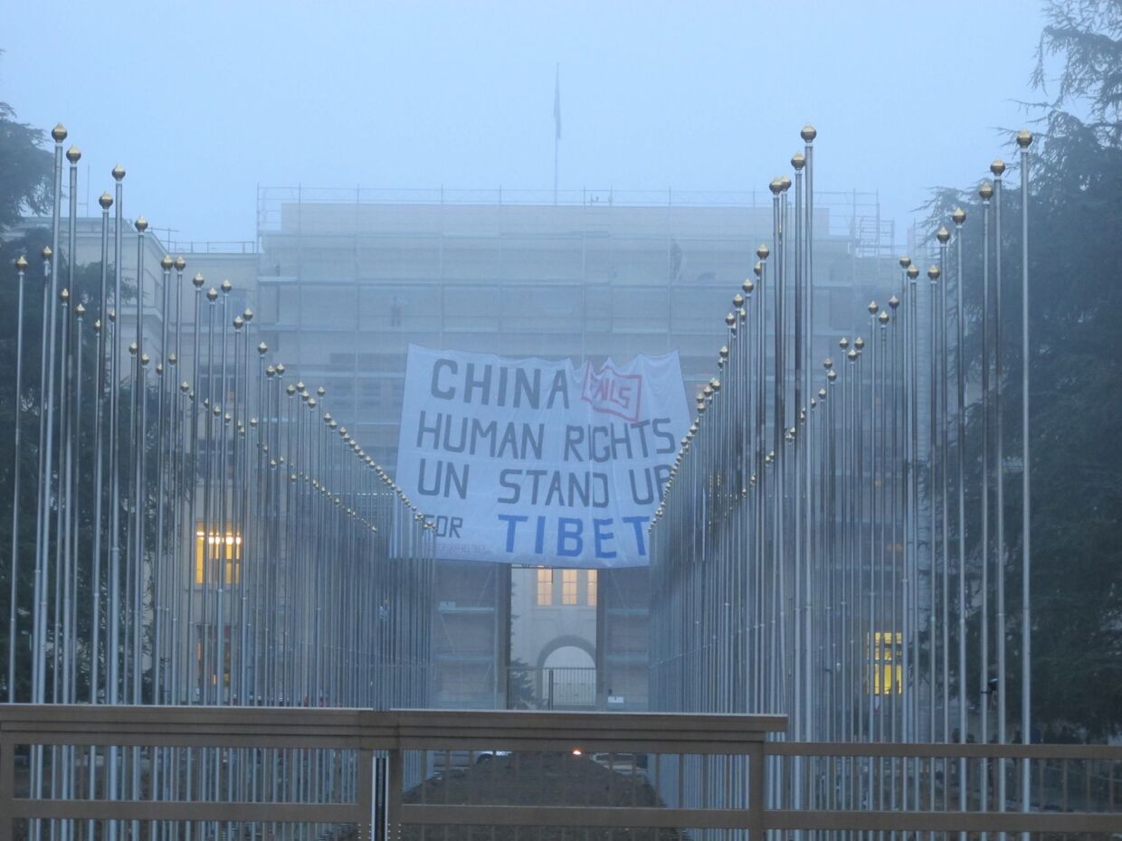 Det var dette syn, der mødte FN's medlemslande i morges i Geneve. Et 9x15 meter stort banner hængt op på FN's europæiske hovedkvarter.