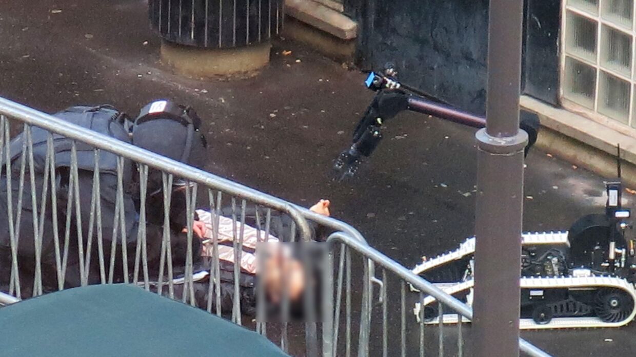 Politiet har torsdag skudt og dræbt en mand, der bevæbnet med en kniv, forsøgte at trænge ind på politistationen på Rue de la Goutte d'Or i det nordlige Paris.