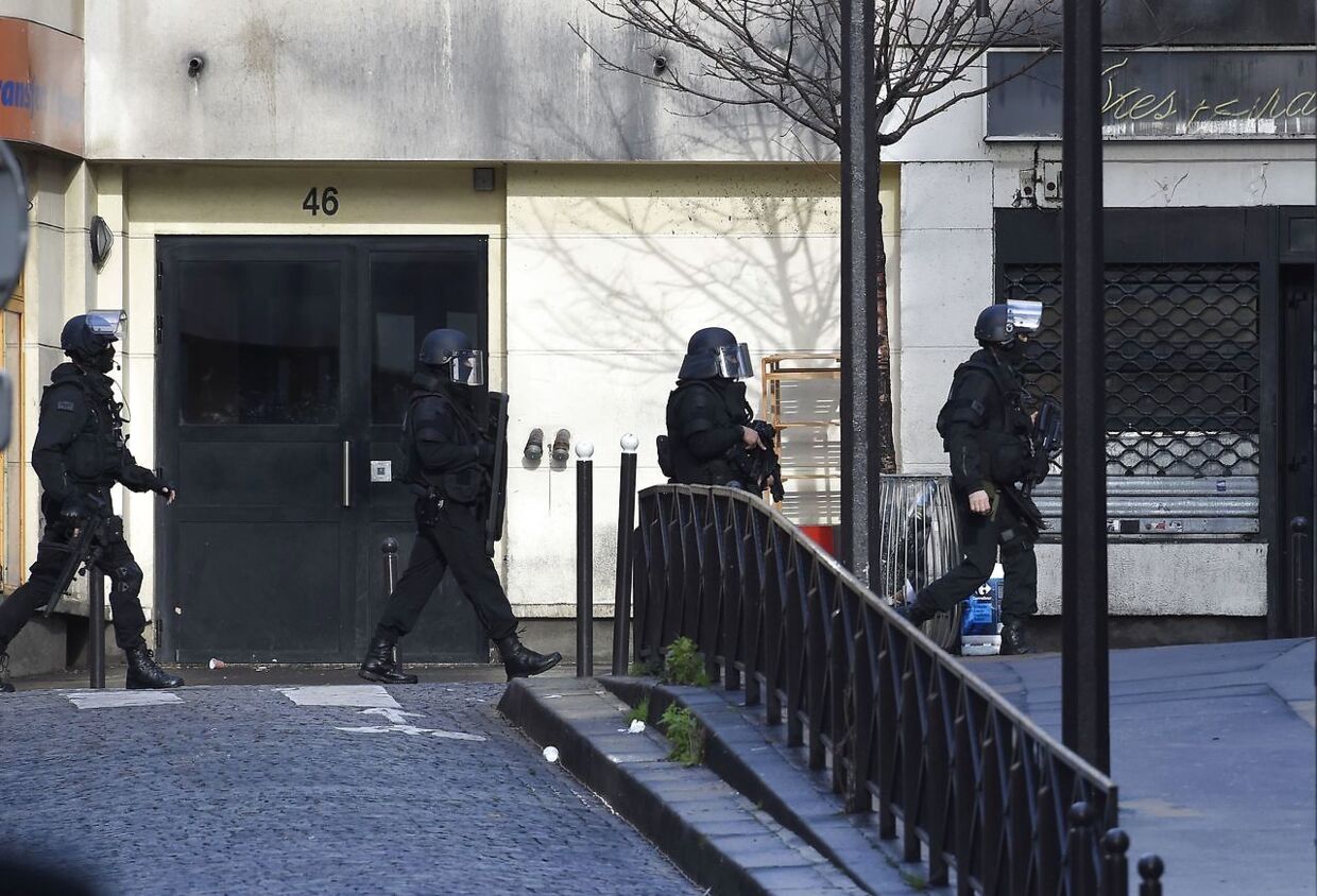 Også specialstyrker bevæbnet med maskinpistoler har været på gerningsstedet i det nordlige Paris.