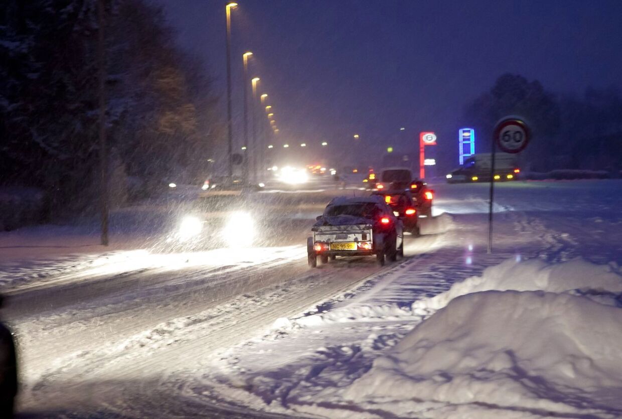 Der falder mere sne over Danmark i nat, oplyser DMI og råder derfor bilister til at passe ekstra på i trafikken.
