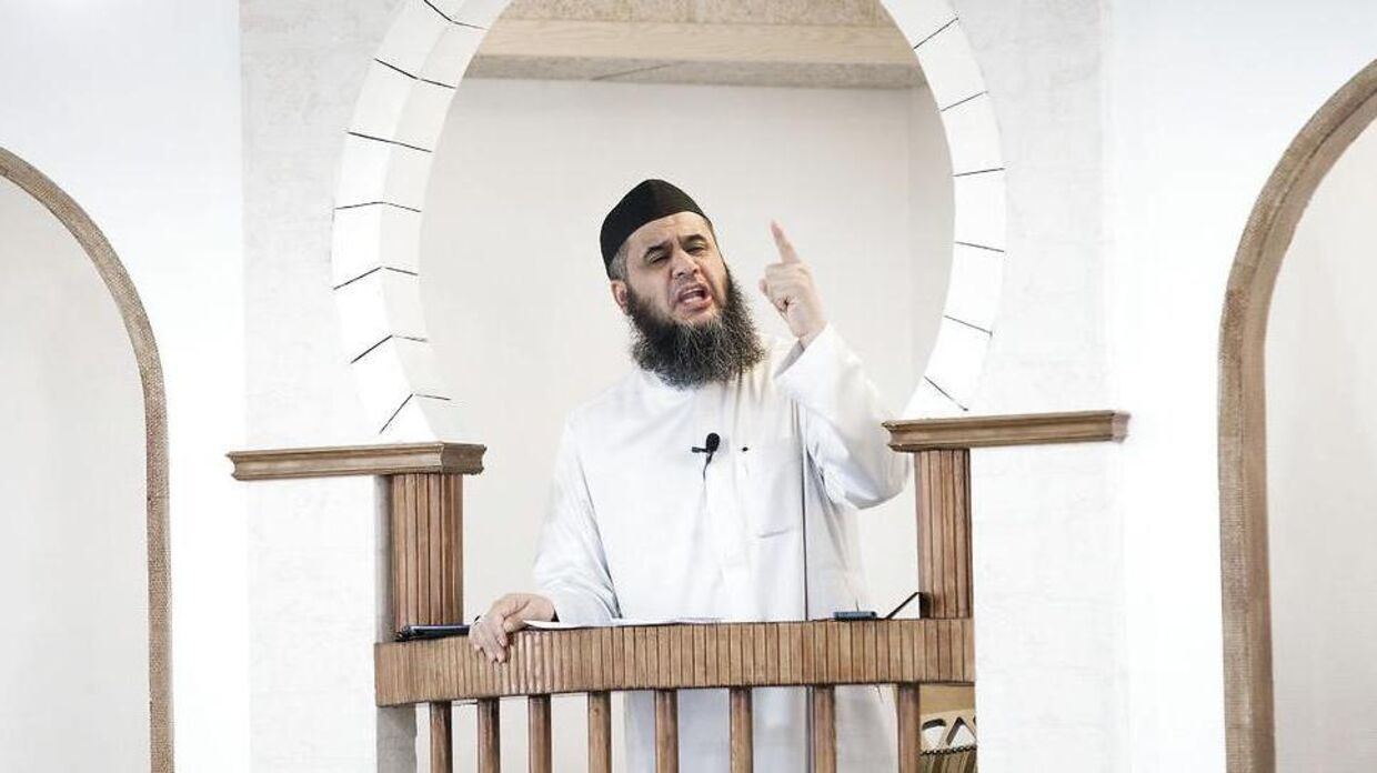 ARKIVFOTO 2014 af Imam Abu Bilal under fredagsbøn i Moskéen på Grimhøjvej i Aarhus.