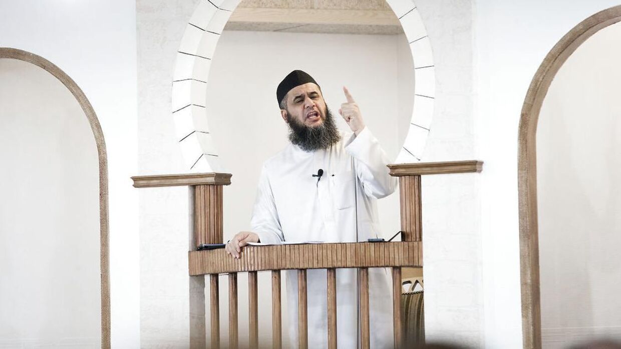 ARKIVFOTO 2014 af Imam Abu Bilal under fredagsbøn i Moskéen på Grimhøjvej i Aarhus.