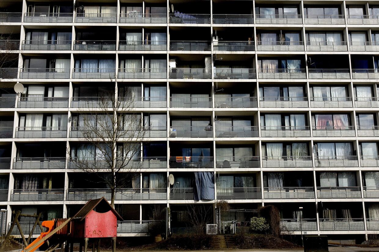 I Aarhus vil kommunen opkøbe og nedrive en del af ghettoen Gellerupparken, hvor langt hovedparten af beboerne har anden etnisk baggrund end dansk. Den model vil Christian Rabjerg Madsen gerne have udbredt til resten af landet, så flygtninge og indvandrere bliver tvunget til at bosætte sig mere spredt.