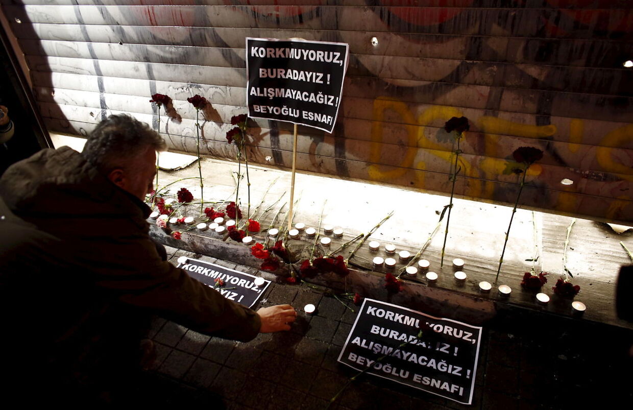 Tyrkerne mindes de dræbte efter lørdagens terrorangreb. REUTERS/Murad Sezer