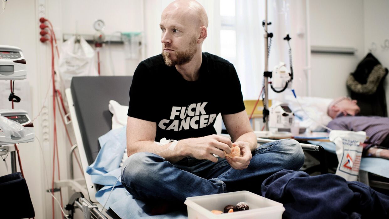 Han har den i flere versioner, t-shirten med det opsigtsvækkende »Fuck cancer« påtrykt. Andre mennesker taler om at knække cancer eller om at kæmpe mod kræften. I Mikaels opfattelse kan man kun gøre ét: Med et udråb konstatere fuck cancer!