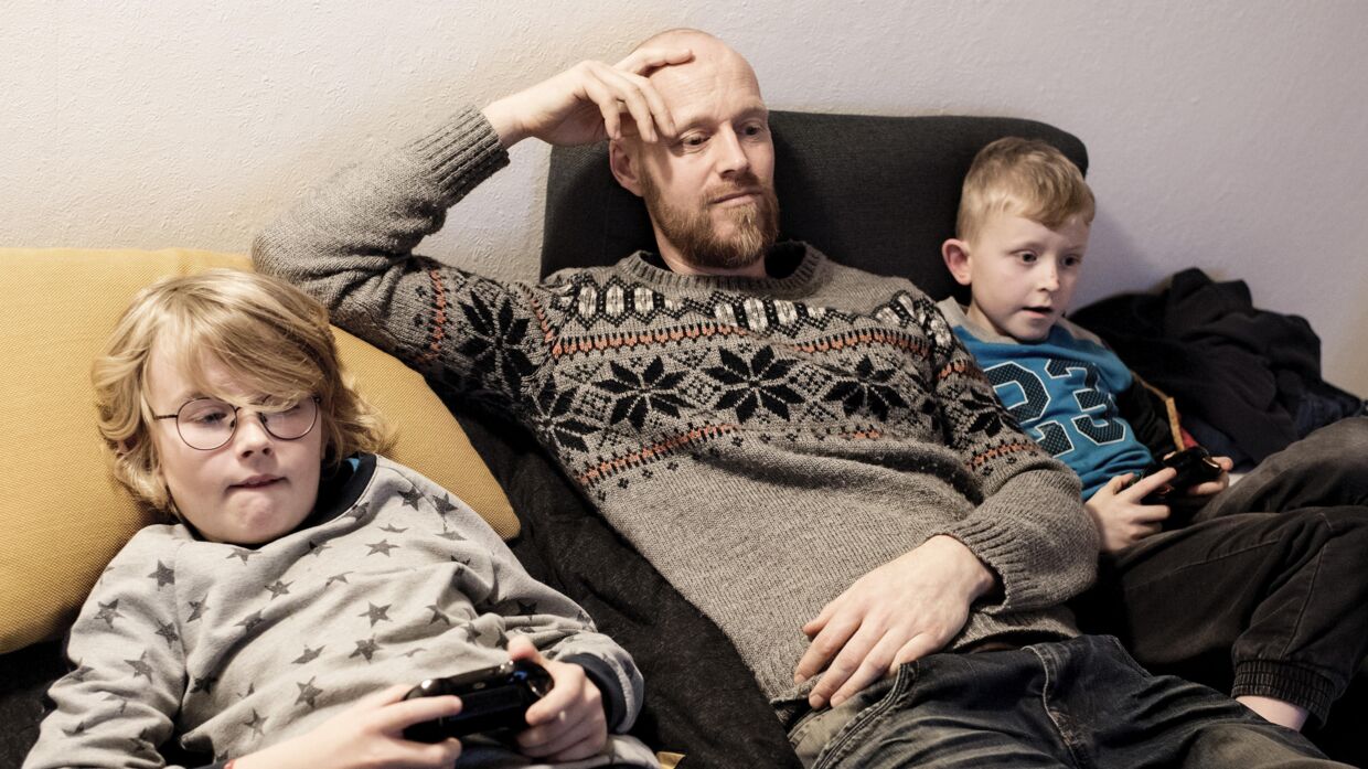 Mikael Wolf sammen med sønnerne Theodor og Valdemar. Foto: Linda Kastrup.