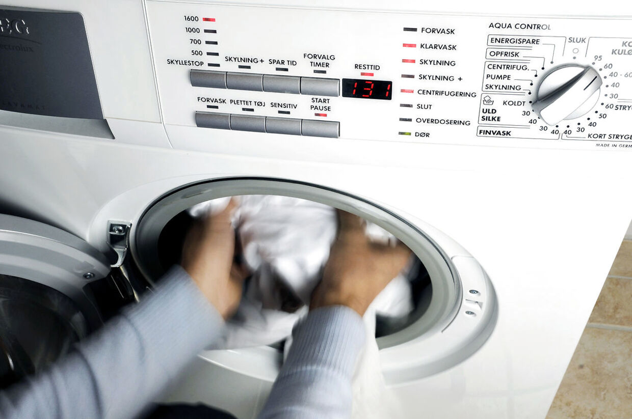 PLUS-historie. Vasker du også tøj flere gange om ugen? Hvis tøjet skal holde længere, skal du vente med at vaske det, til det lugter eller er beskidt. (se Ritzau historie 131200) Mand tager vasketøj ud af AEG vaskemaskine.