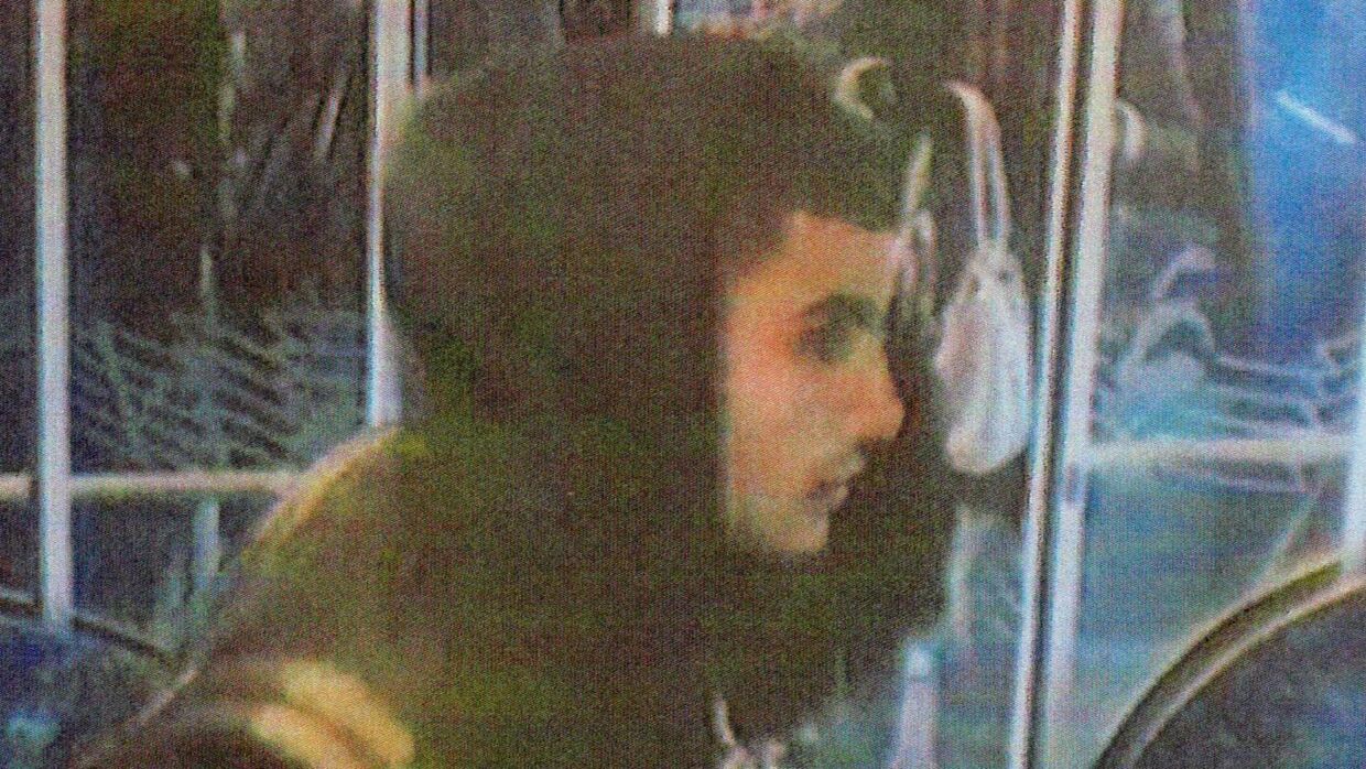 Omar el-Hussein er det danske eksempel på en terrorist, der krydsede grænsen fra kriminalitet til ekstremisme. Han blev dømt for indbrud, så voldeligt overfald og et livstruende knivstikkeri, inden han som 22-årig skød og dræbte to mennesker. Foto fra overvågningskamera