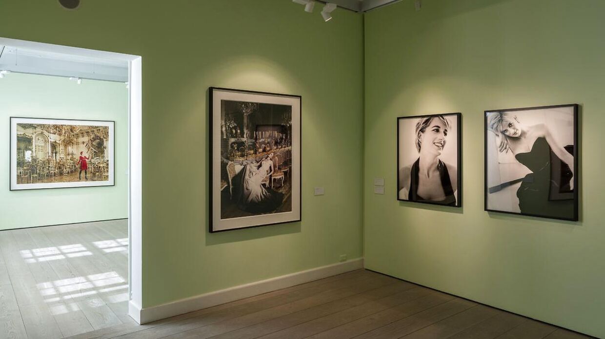 Foto fra udstillingen med blandt andet to portrætter af prinsesse Diana.
