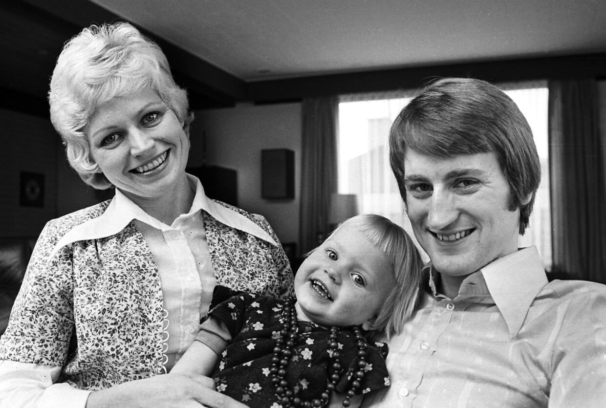 Hjemme hos Keld og Hilda Heick i 1974. Lille Annette Heick ses imellem dem.
