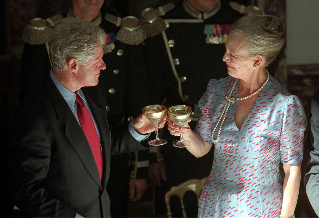 Præsident Bill Clinton og dronning Margrethe skåler under frokosten lørdag juli 12, 1997 på Fredensborg Slot.