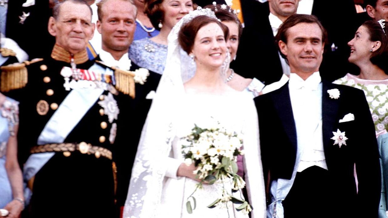 Arkivfoto. Fredag har dronning Margrethe og prins Henrik været gift i 49 år, men der bliver ingen stor fest næste år. Her ses parret som nygifte: Tronfølgeren Prinsesse Margrethe og Prins Henrik de Laborde de Monpezat med kong Frederik ved brudens side d. 10. juni 1967.