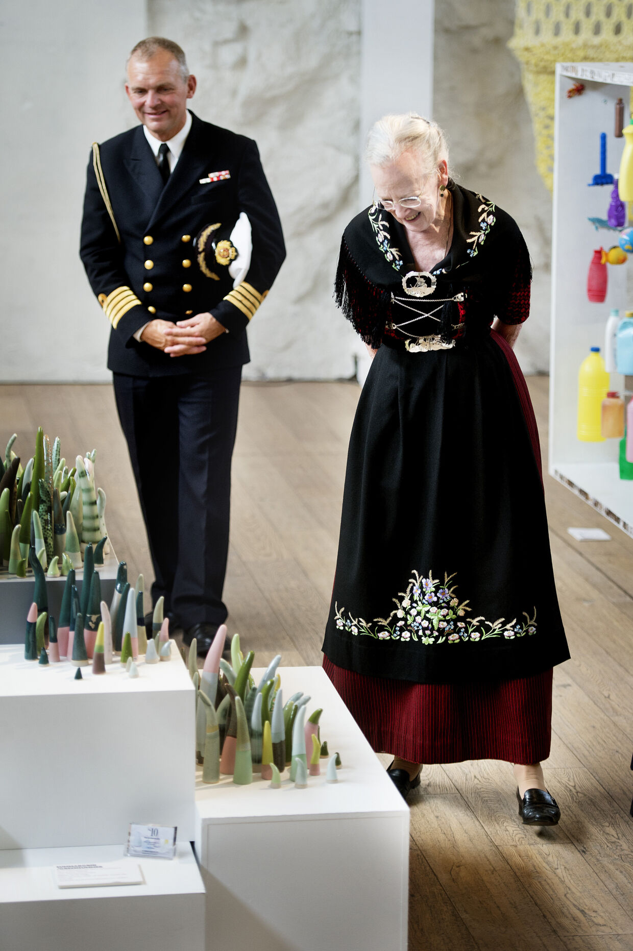 Dronning Margrethes ansigt lyste flere gange op i store smil, da hun studerede udstillingen på det grafiske værksted ‘Steinprent’.