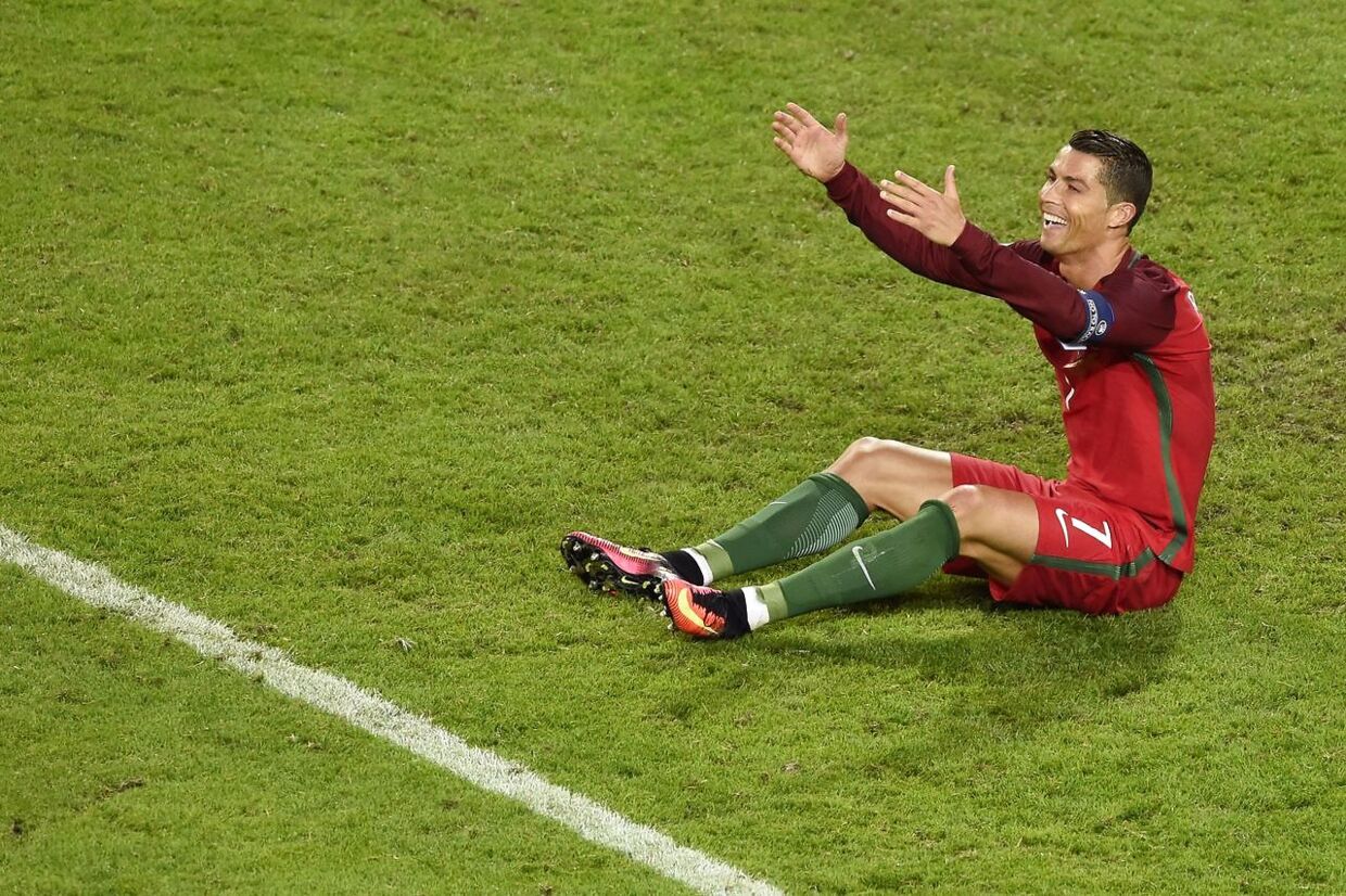 TOPSHOT - Portugal's forward Cristiano Ronaldo reacts during the Euro 2016 group F football match between Portugal and Iceland at the Geoffroy-Guichard stadium in Saint-Etienne on June 14, 2016. / AFP PHOTO / JEAN-PHILIPPE KSIAZEK