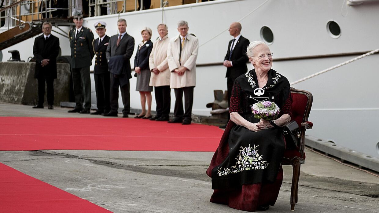 Det ses dysfunktionelt ud, at dronningen og prins Henrik ikke længere optræder som et team, mener ekspert. Her ses dronningen torsdag under sit besøg på Færøerne, hvor prins Henrik ikke er med. 