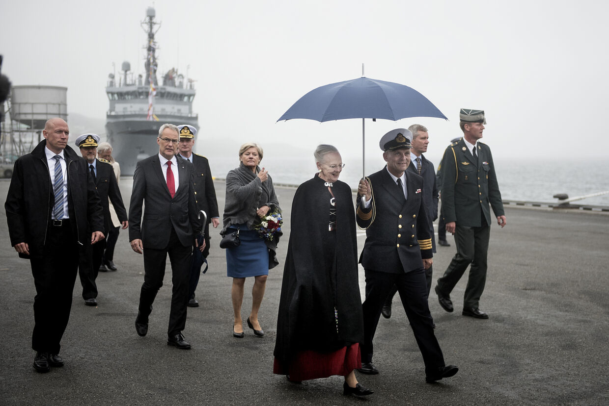 Dronning Margrethe på den sydlige ø Suduroy, Færøerne. Dronningen med hendes folk.