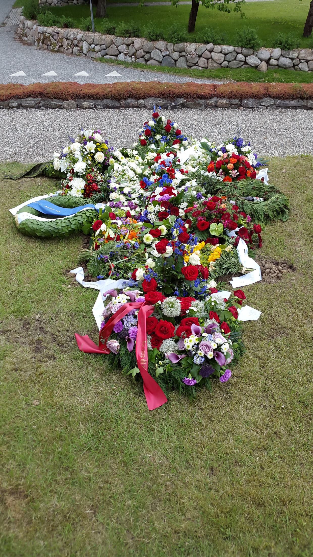 Blomster ved Magnus' grav. (Foto: privat)