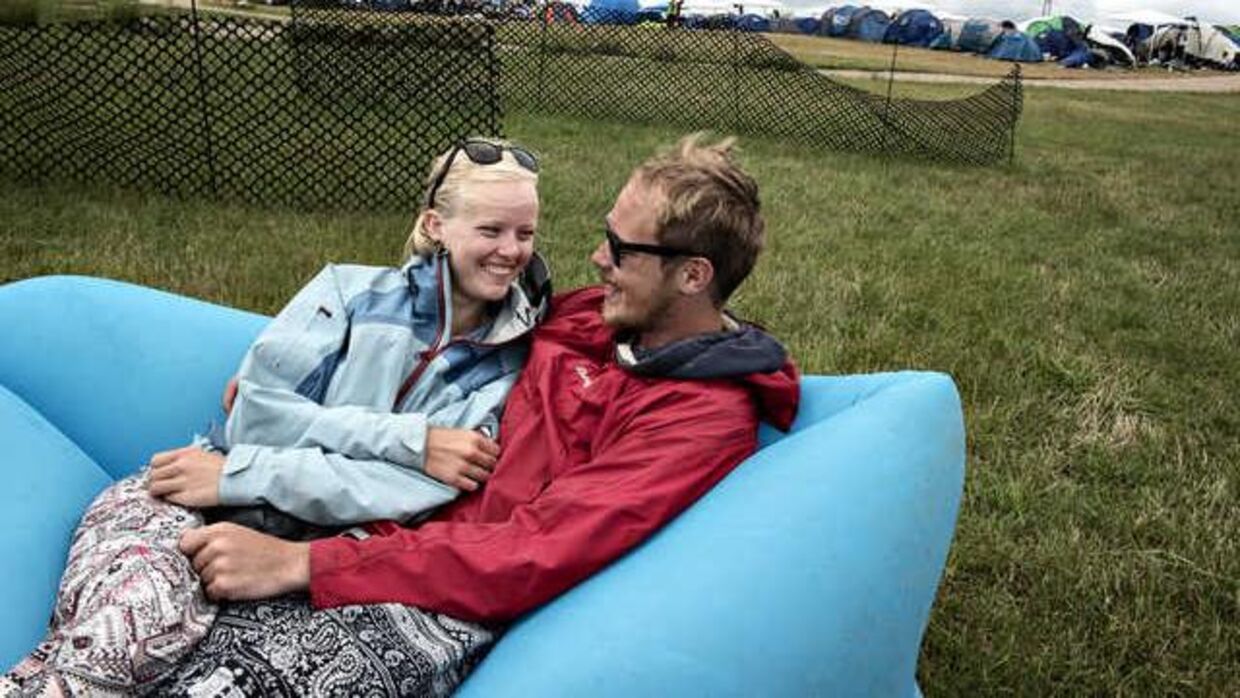 Norske Synne Berg og Severin Beier på 22 og 23 år fra Trondhjem tager en pause fra festivalens larm for at lægge planer for fremtiden. De har været kærester i lidt over et halvt år og vil finde en lejlighed sammen til efteråret.