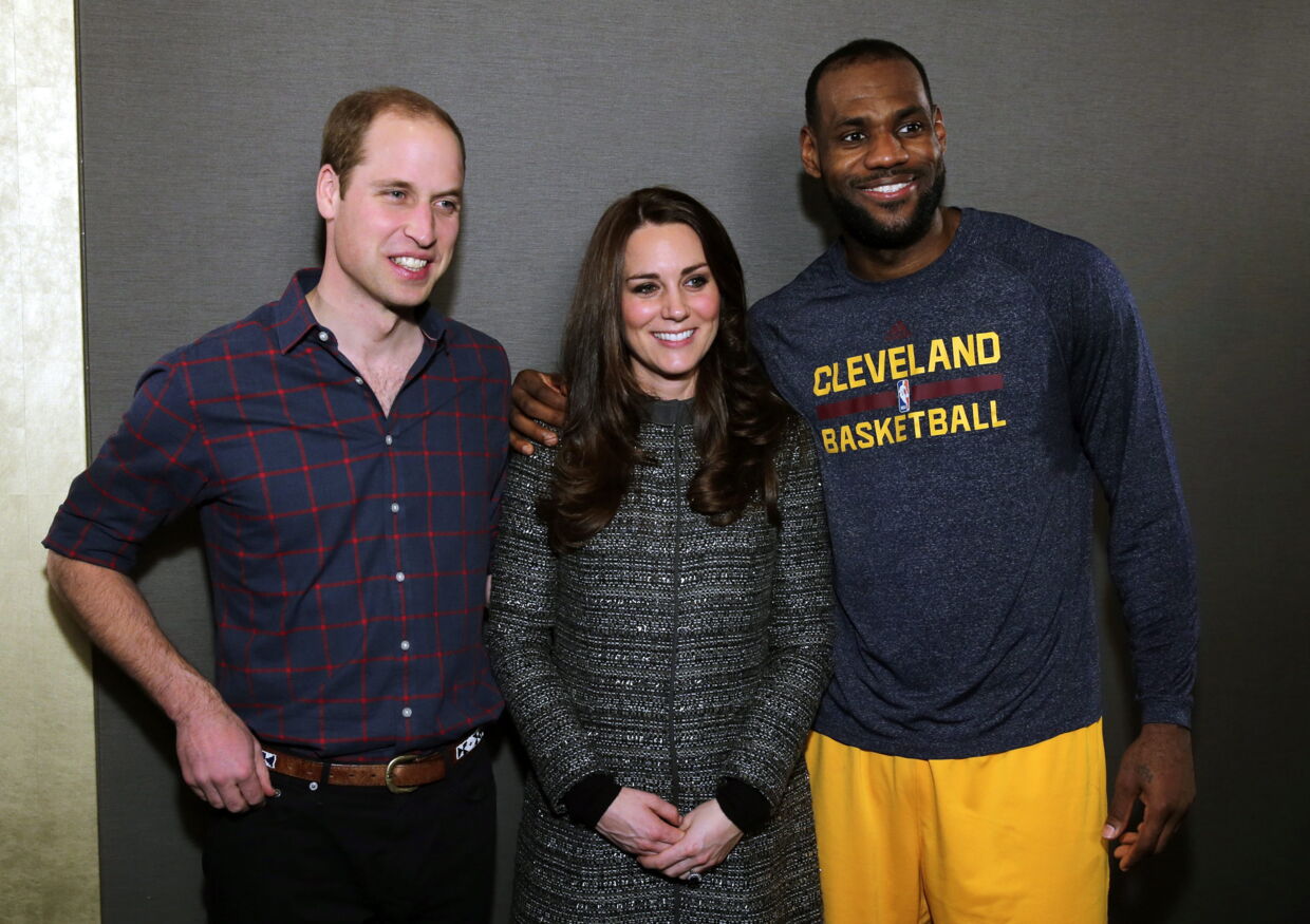 Basketball-spilelren LeBron James lagde armen om hertuginden af Cambridge - og den slags gør man ikke.&nbsp;
