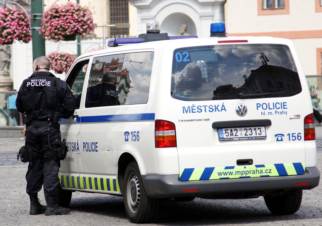Det tjekkiske politi holder øje med folk i Prag.