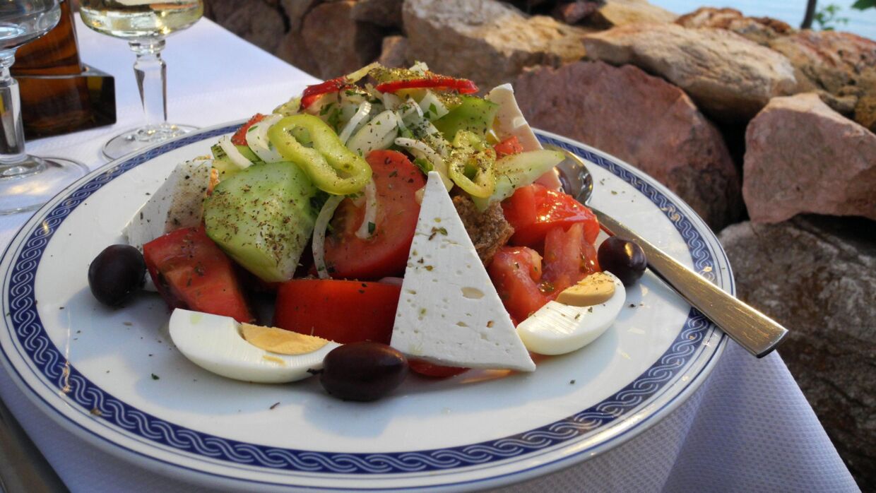 På Thássos, såvel som på de fleste øvrige græske øer, må man ikke gå glip af den gastronomiske klassiker: Græsk salat.