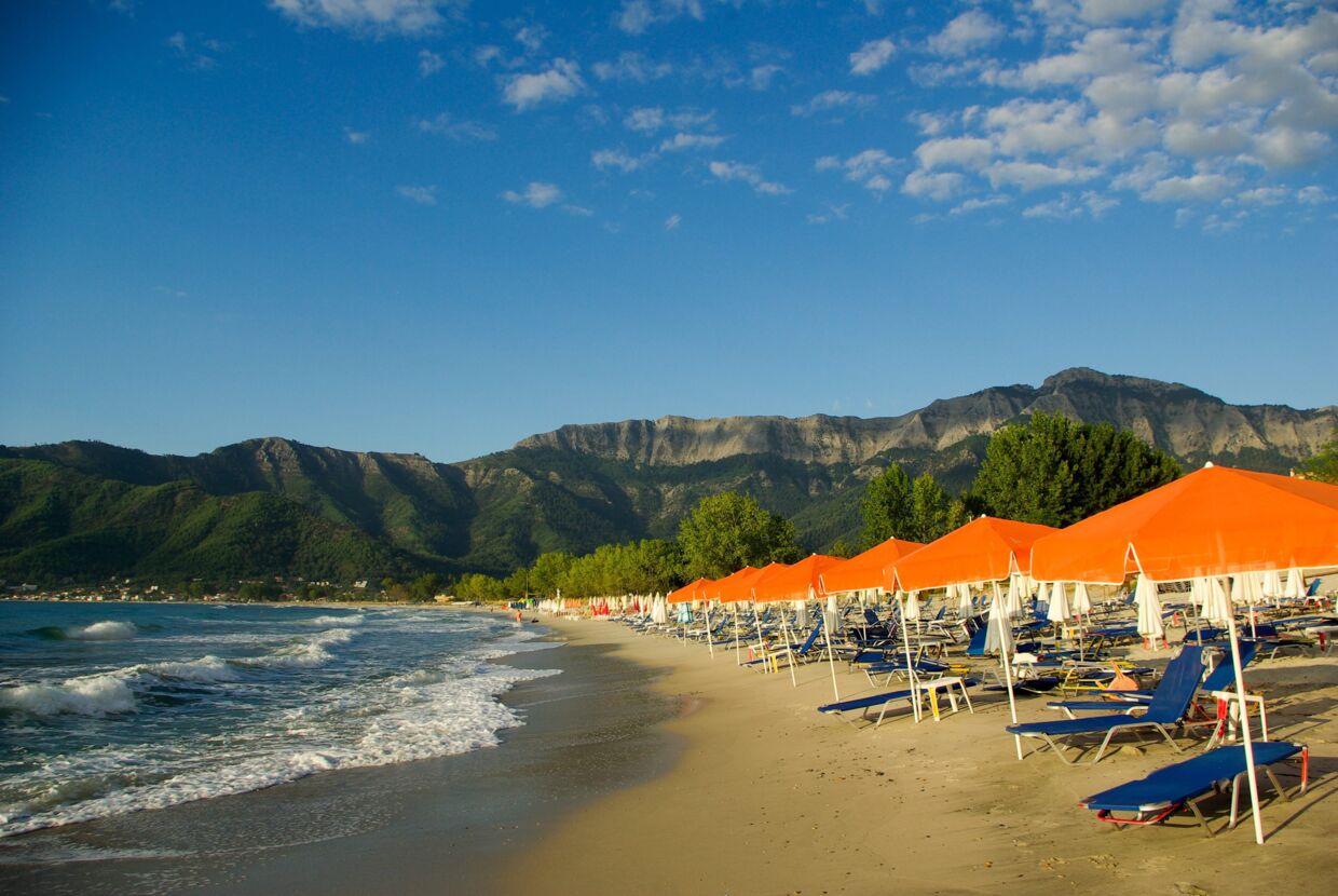 Golden beach på østkysten er øens længste sandstrand. Stranden er også familievenlig takket være det lave vand.
