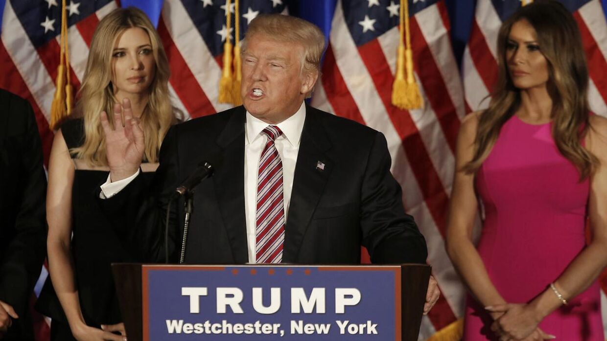 Donald Trump holder tale. Bag ham ses kvinderne i hans liv. Ivanka Trump og Melania Trump
