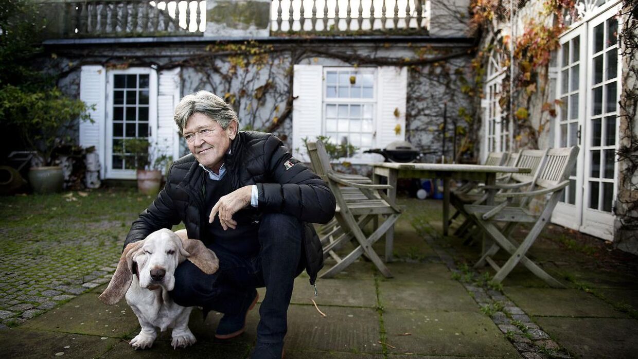 Jan Fog sammen med sin hund Hannibal i 2013 i haven foran sin villa. 