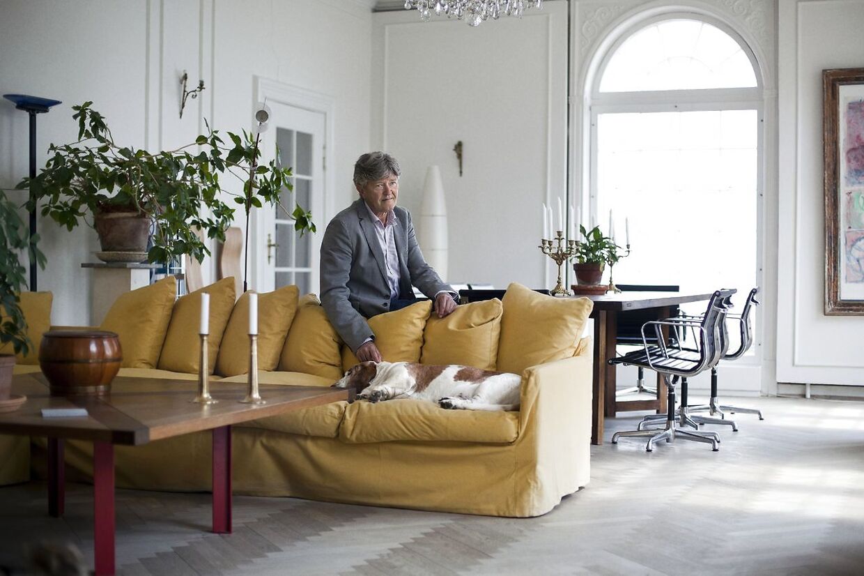Ejendomsmægler Jan Fog sammen med sin hund, Hannibal, i sit yndlingsrum stuen i villaen på Strandvejen. 