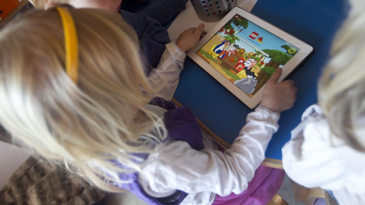 Børn bruger iPads og smartphones i skolen og børnehaven. Men ny forskning viser, at den overdrevne brug vil give nærsynethed i fremtiden.