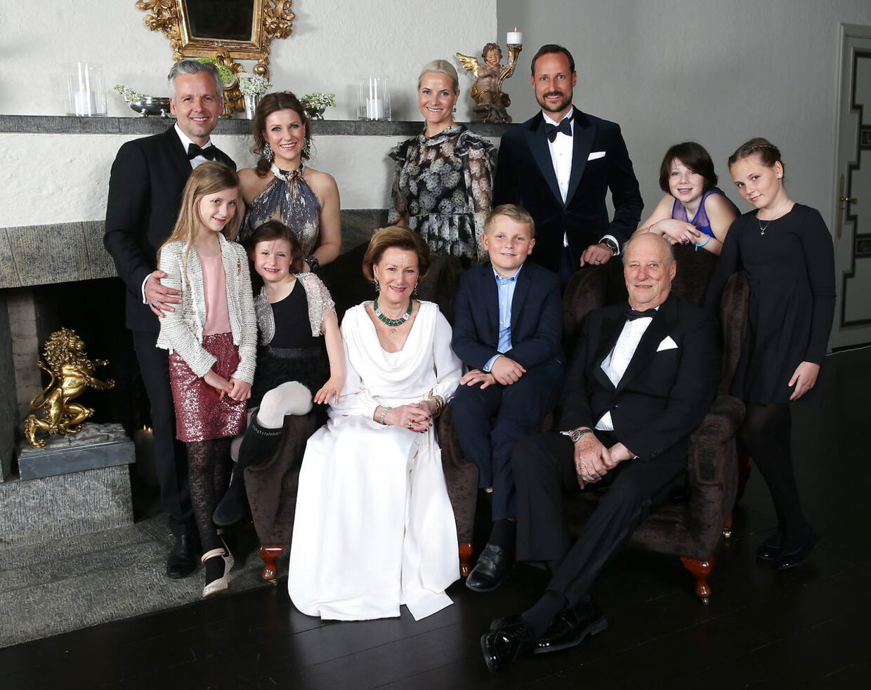 Den norske kongefamilie samlet i januar i anledning af kong Haralds 25 års jubilæum som regent. Fra venstre er det Ari Behn, Leah Isadora, Emma Tallulah, prinsesse Märtha Louise, dronning Sonja, kronprinsesse Mette Marit, prins Sverre Magnus, kronprins Haakon, kong Harald, Maud Angelica og prinsesse Ingrid Alexandra.