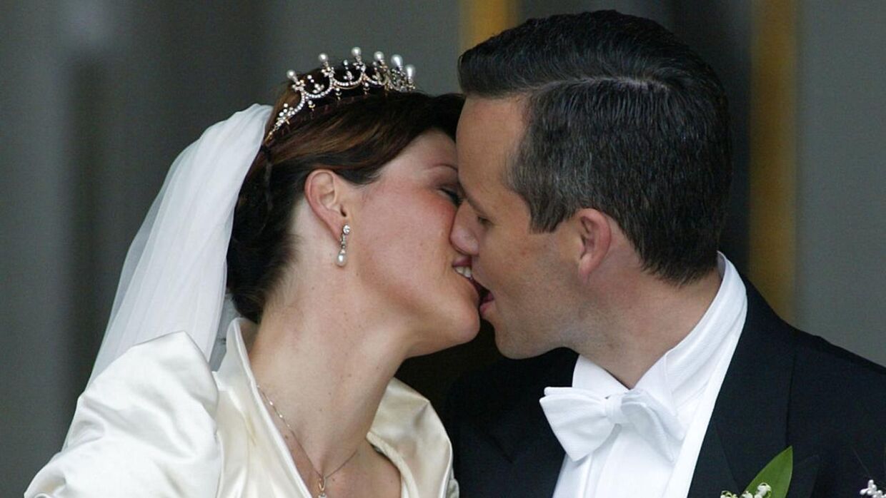 Den 24. maj 2002 sagde prinsesse Märtha Louise ja til forfatteren Ari Behn.