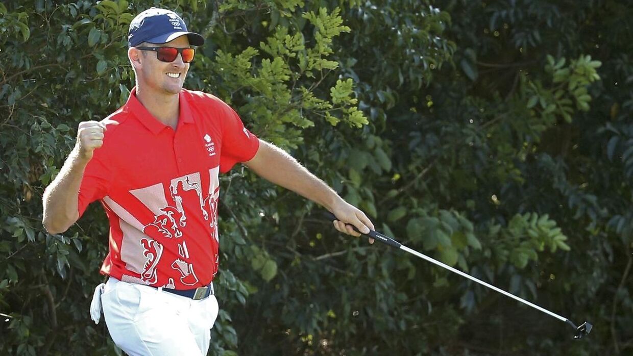En glad golfspiller, der svinger sin kølle - Justin Rose lave hole-in-one i den olympiske golfturnering. Eller som det åbenbart hedder i Spanien: et såkaldt 'glory hole'.