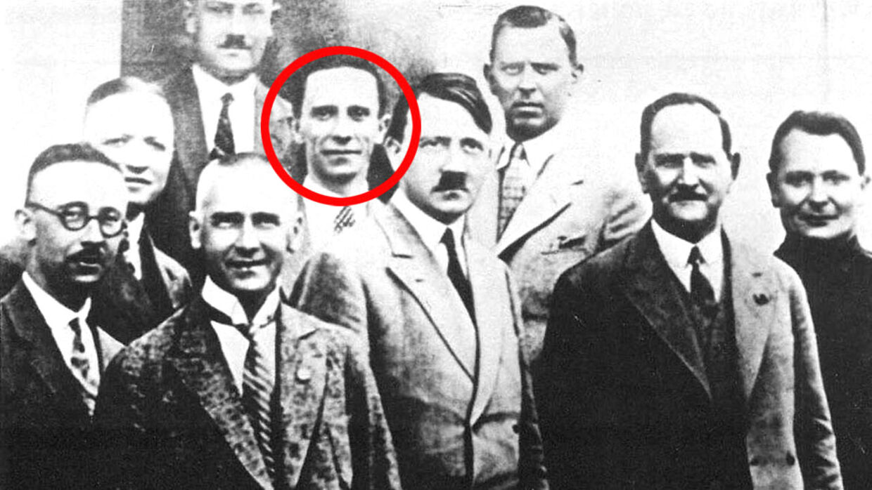 Joseph Goebbels sammen med blandt andet Adolf Hitler og Hermann Goering.