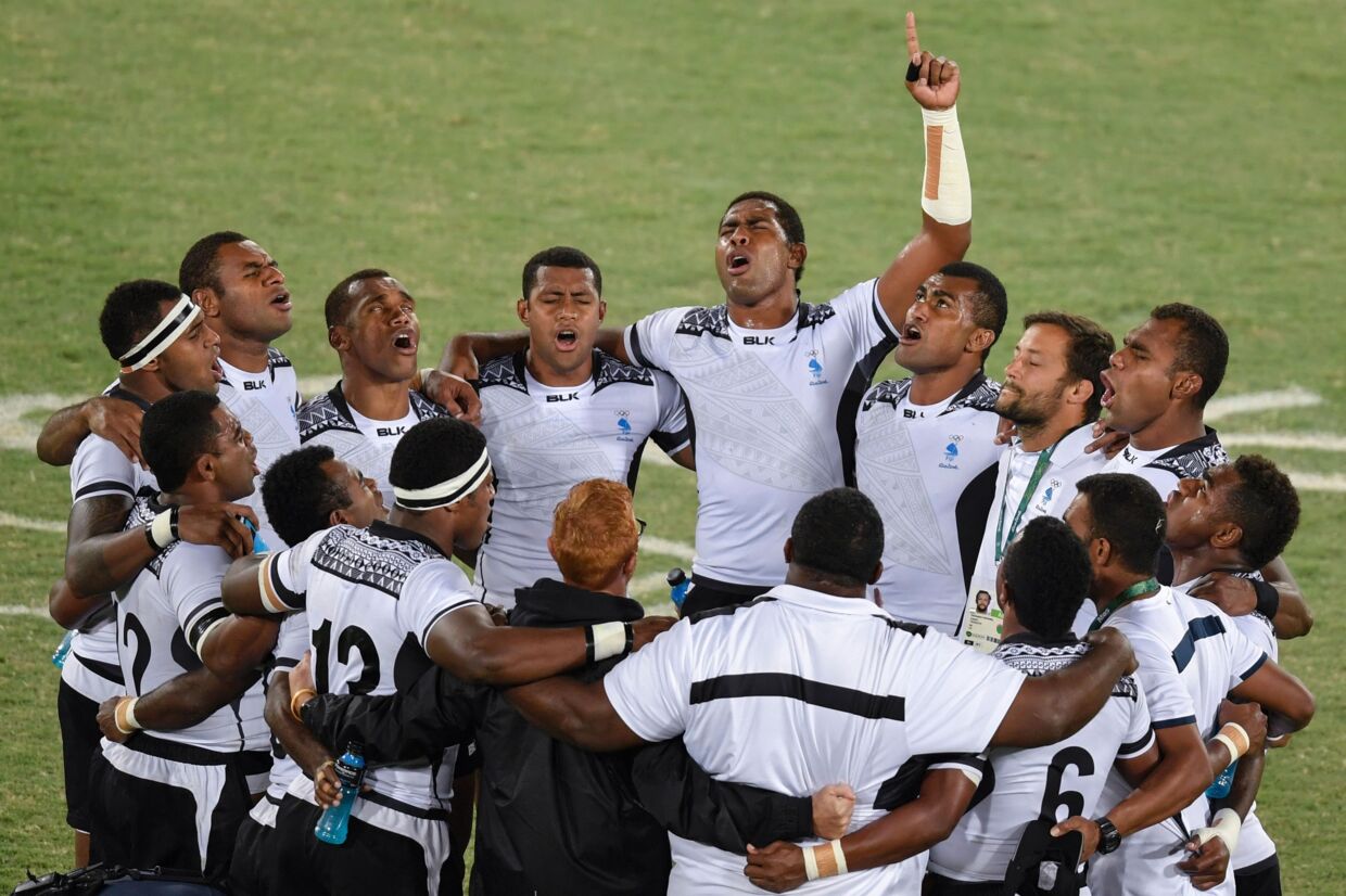 Fijis spillere fejrer OL-triumfen i rugby. Holdets OL-guld får regeringen til at udskyde flagskift. Scanpix/Philippe Lopez