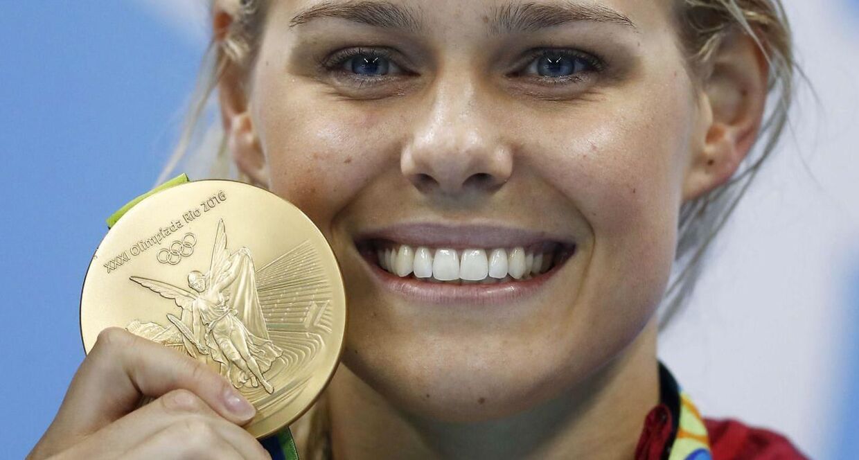 Pernille Blume på podiet i Rio med guldmedaljen i hånden