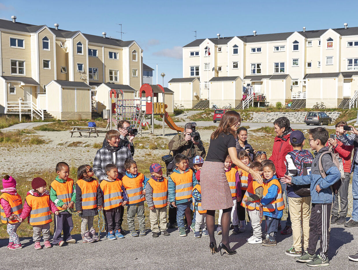 HKH Kronprinsesse Mary besøger mandag d. 29 august 2016 børnehaven Sikkersoq i Nuuk hvor de arbejder med Mary Fondens projekt Kammagiitta (fri for mobberi). På vejen stoppede Kronprinsessen op for at hilse på nogle af de børn der var kommet for at få et glimt af Kronprinsessen. 