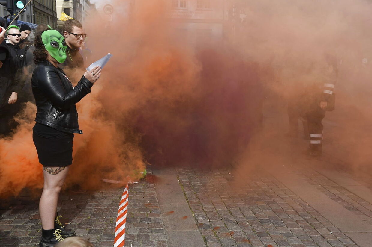 Røgbomber i Nyhavn i København fik lørdag eftermiddag Københavns Politi til at stille sig imellem demonstranter fra den indvandrer- og islamkritiske organisation 'For Frihed' og moddemonstranter iført alien-masker.