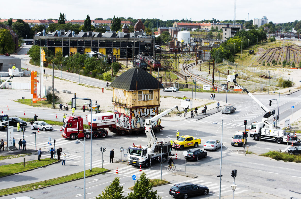 Det Gule Palæ eller kontroltårnet kendt fra Olsen Banden filmen "Olsen Banden på sporet" bliver flyttet til Gedser. Lysmasterne blev lagt ned i krydset ved Fisketorvet. Lørdag den 3. september 2016.
