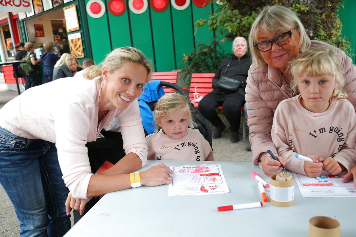 Marianne Handschuh fra Klampenborg (th) havde købt billige turbånd på nettet og inviteret sin svigerdatter og børnebørnene Ida på 3 og Julia på 6 med til en sjov dag på Bakken.