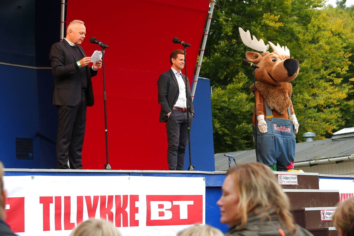 Her ses ansvarshavende chefredaktør Olav Skaaning Andersen (tv) holde velkomsttale for de mange fremmødte. 