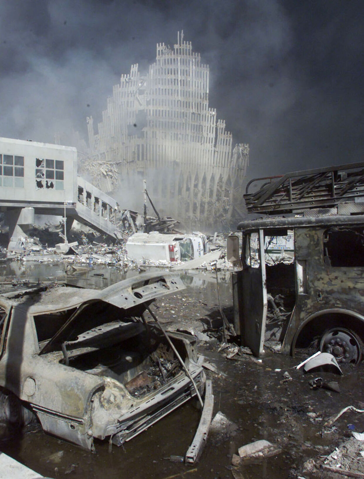 Sådan så det ud ved foden af World Trade Center efter terrorangrebet.