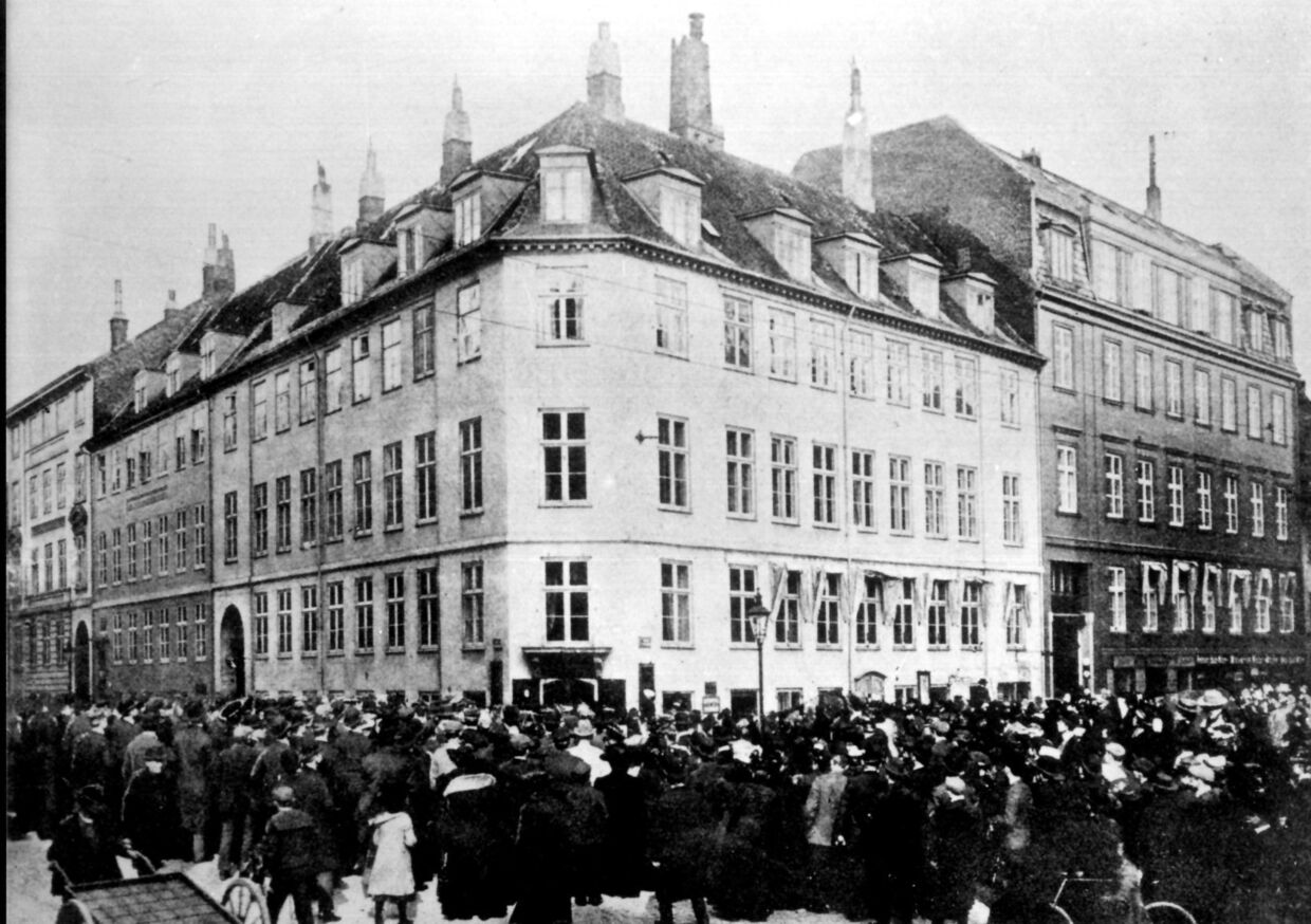 Folk stimlede sammen foran Den Sjællandske Bondestands Sparekasse, da nyheden om Albertis svindel kom frem. Foto: Scanpix