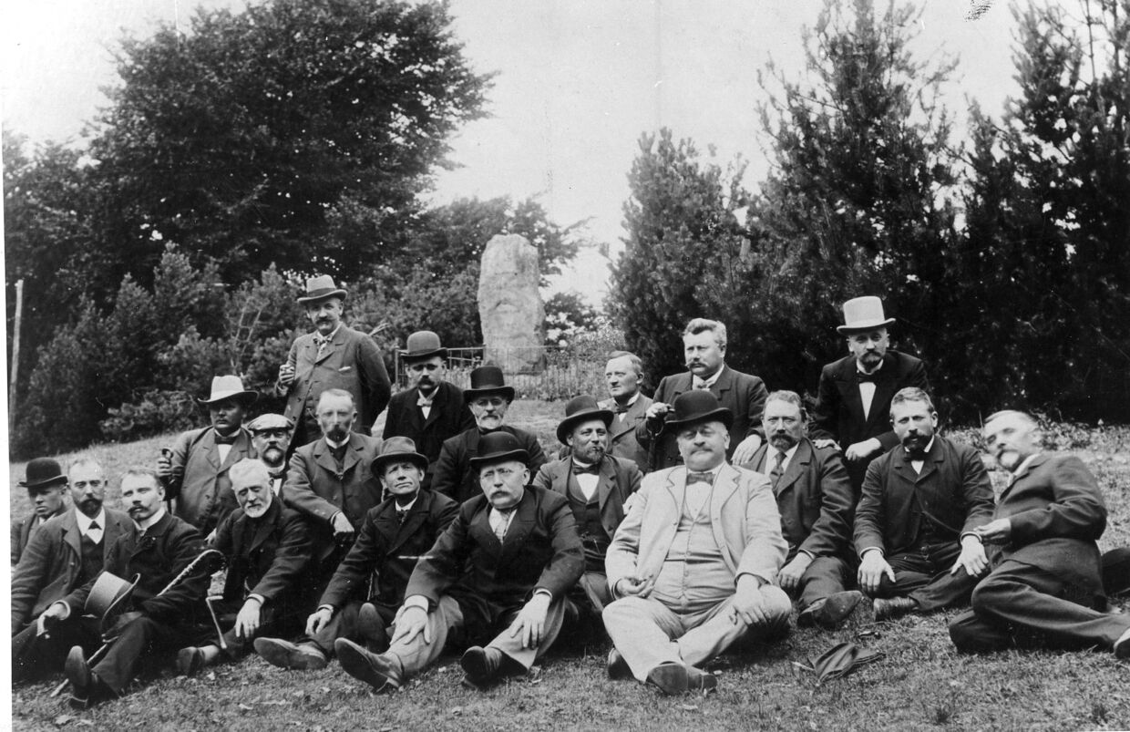 Alberti (i lyst jakkesæt) på udflugt med Folketingets Finansudvalg i 1903. Foto: Scanpix